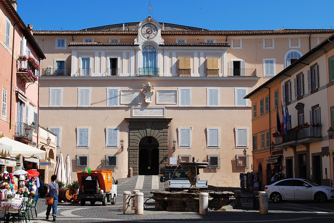 Päpstlicher Palast von Castel Gandolfo, Südfront zu den Gärten