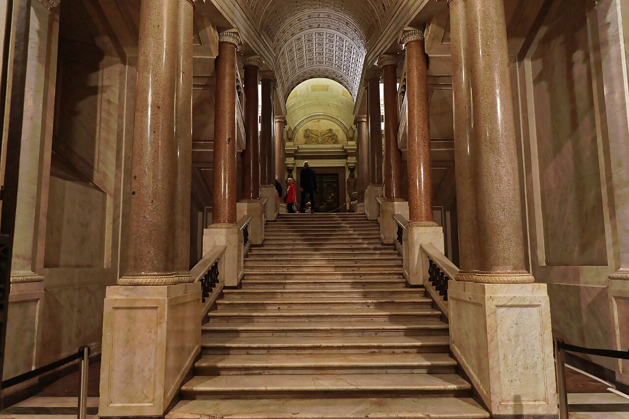 Eingangsbereich mit doppelläufiger Treppe